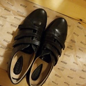 Echo shoes, w/ 3 straps held on with velcro